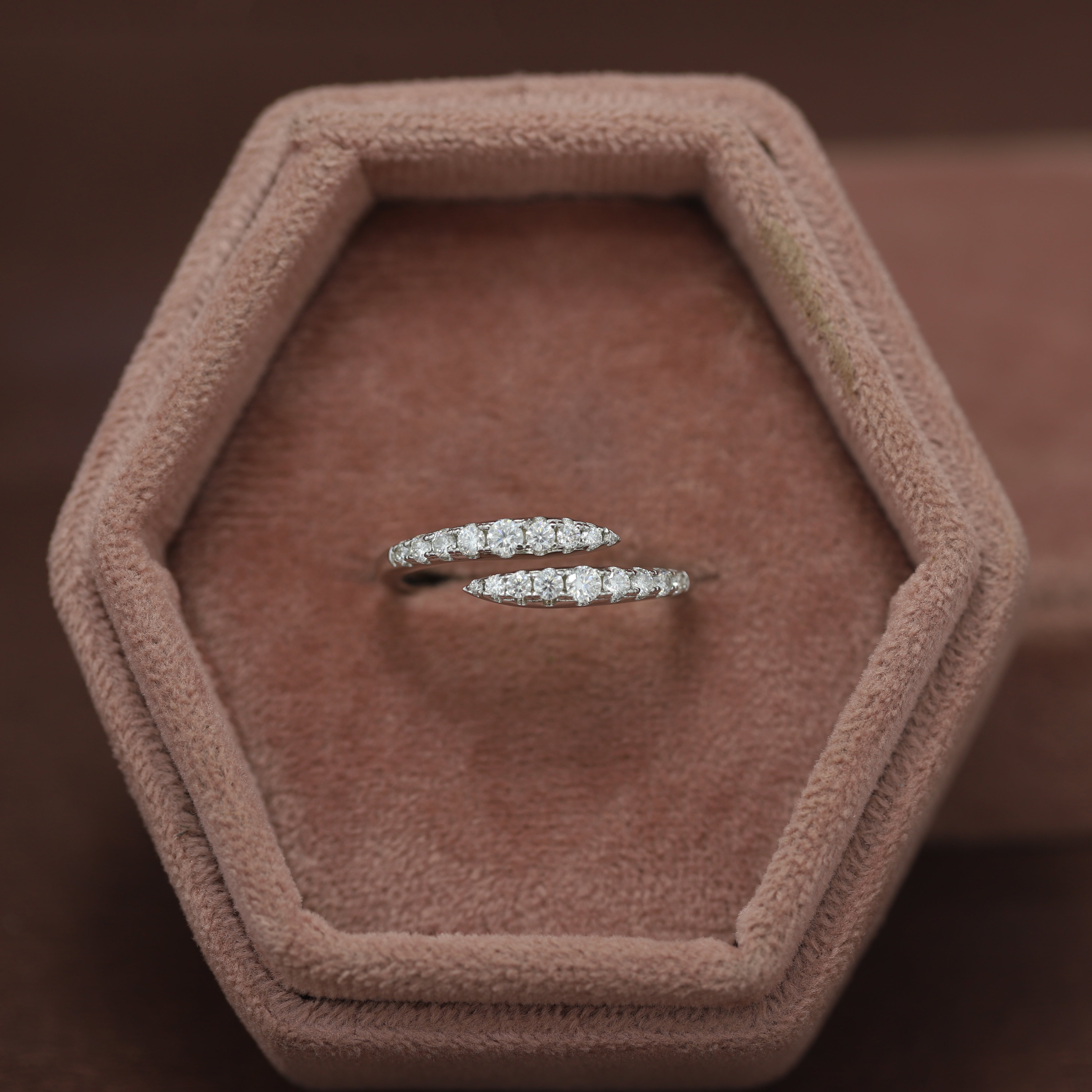 Exquisite Sparkle – White Gold Ring with Round Diamond