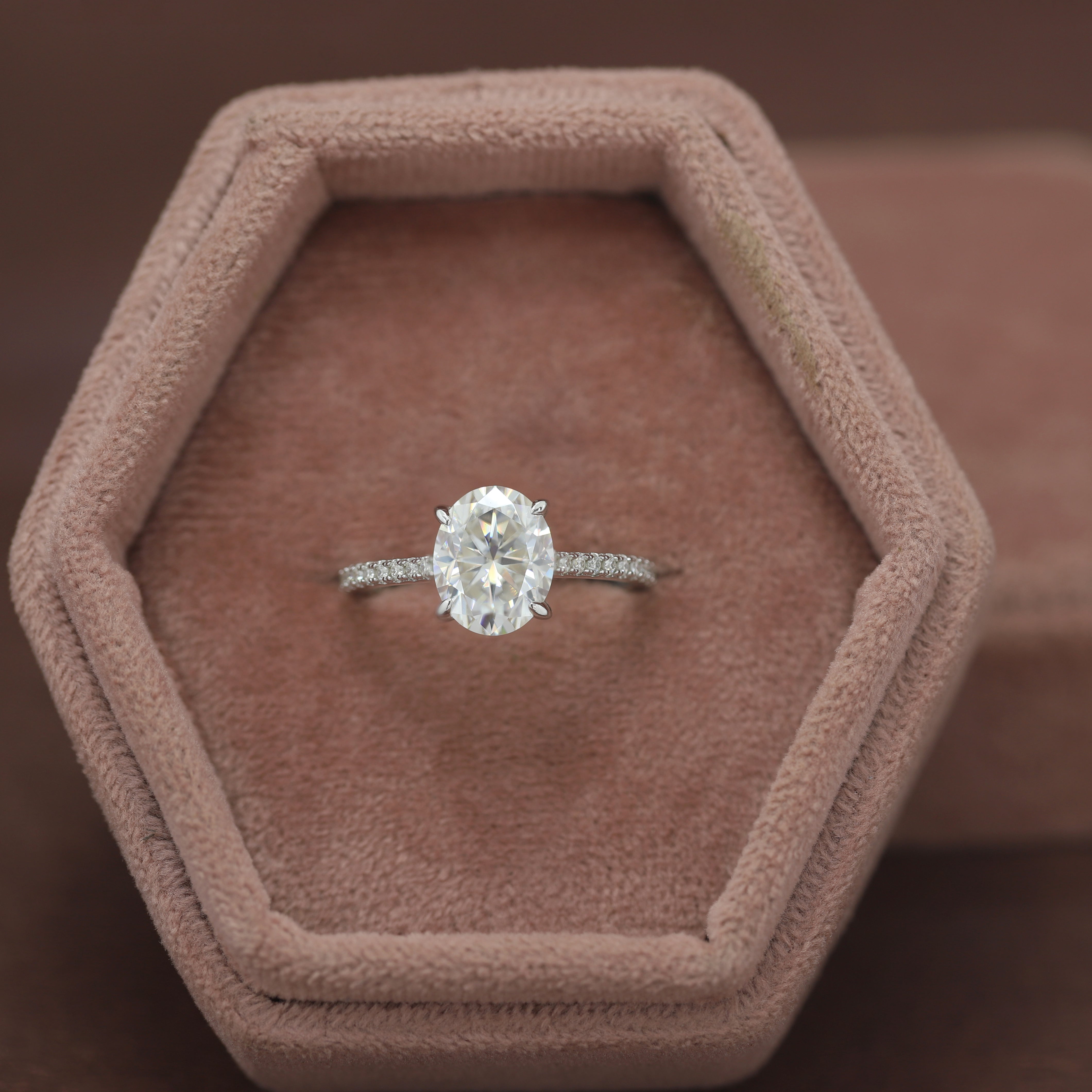 Understated Sparkle – White Gold Ring with Oval Diamond