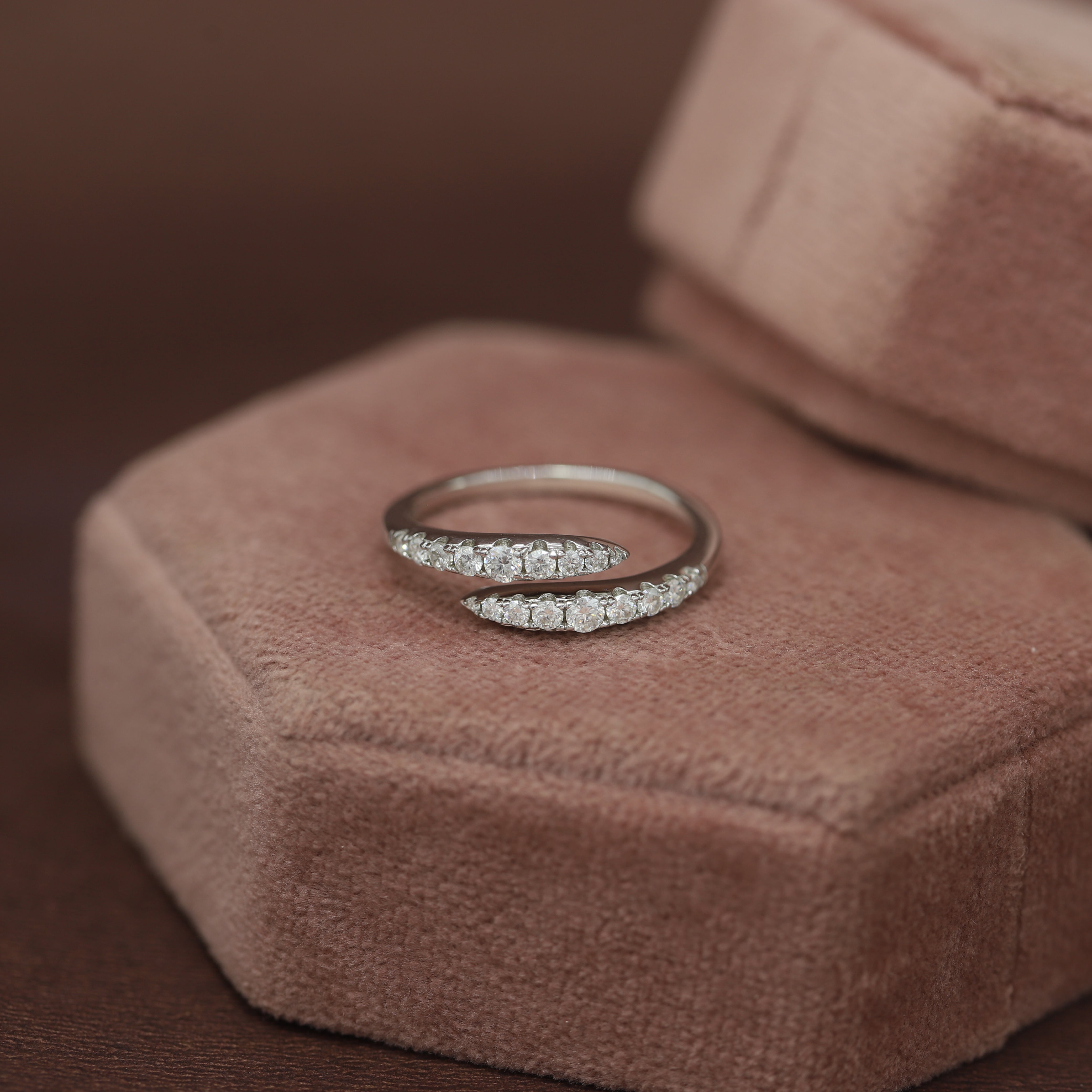 Exquisite Sparkle – White Gold Ring with Round Diamond