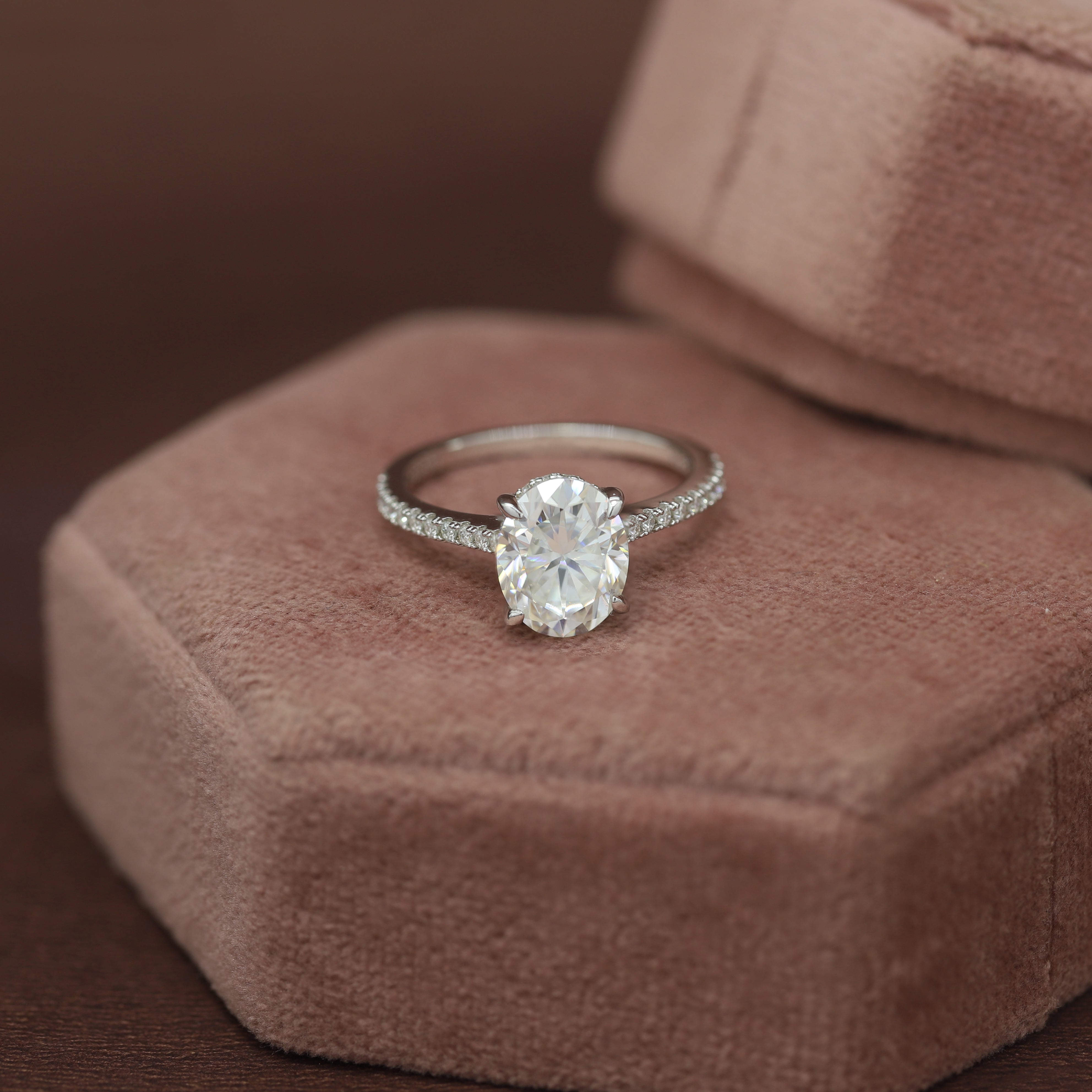 Understated Sparkle – White Gold Ring with Oval Diamond