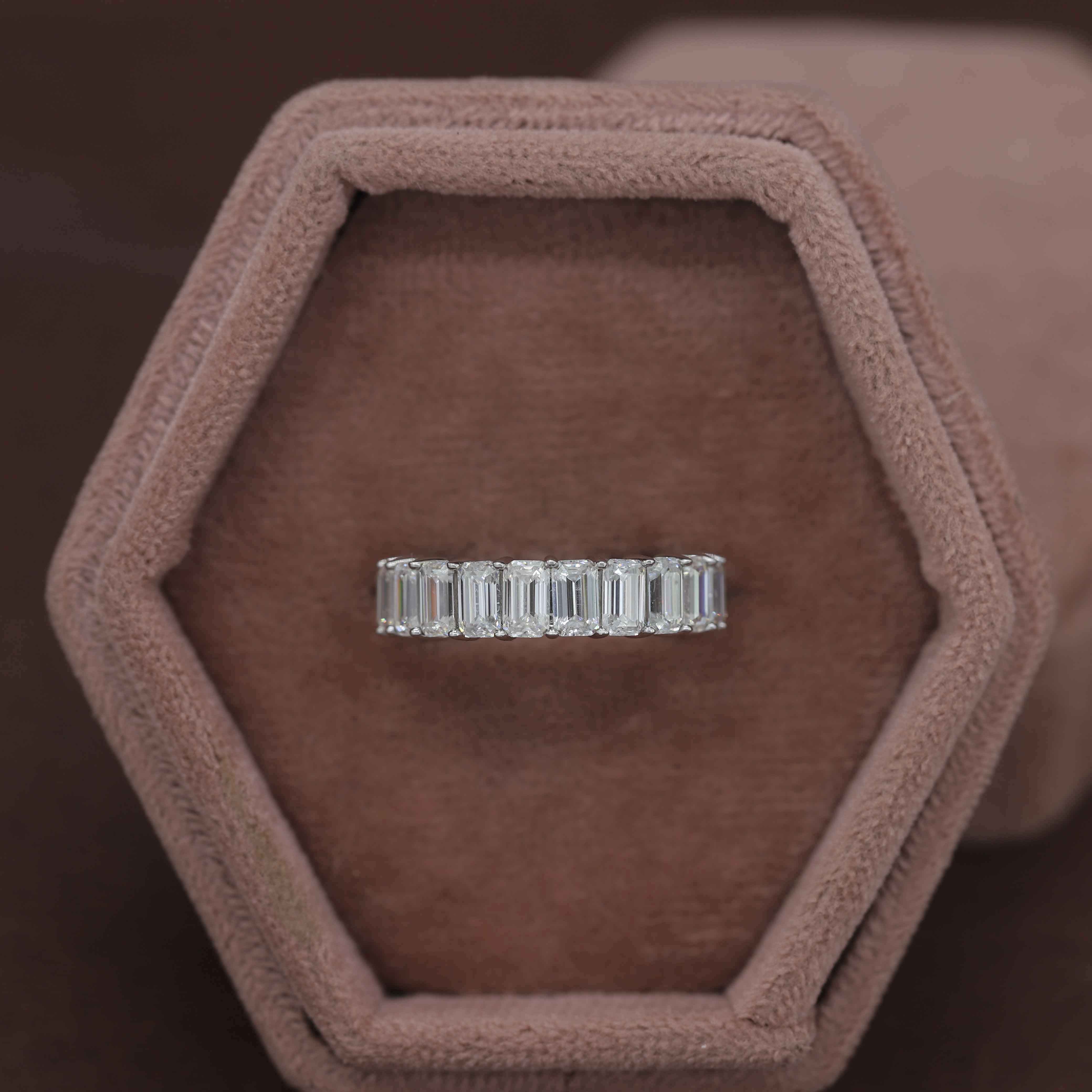 Forever Gleam – White Gold Band with Emerald Diamond