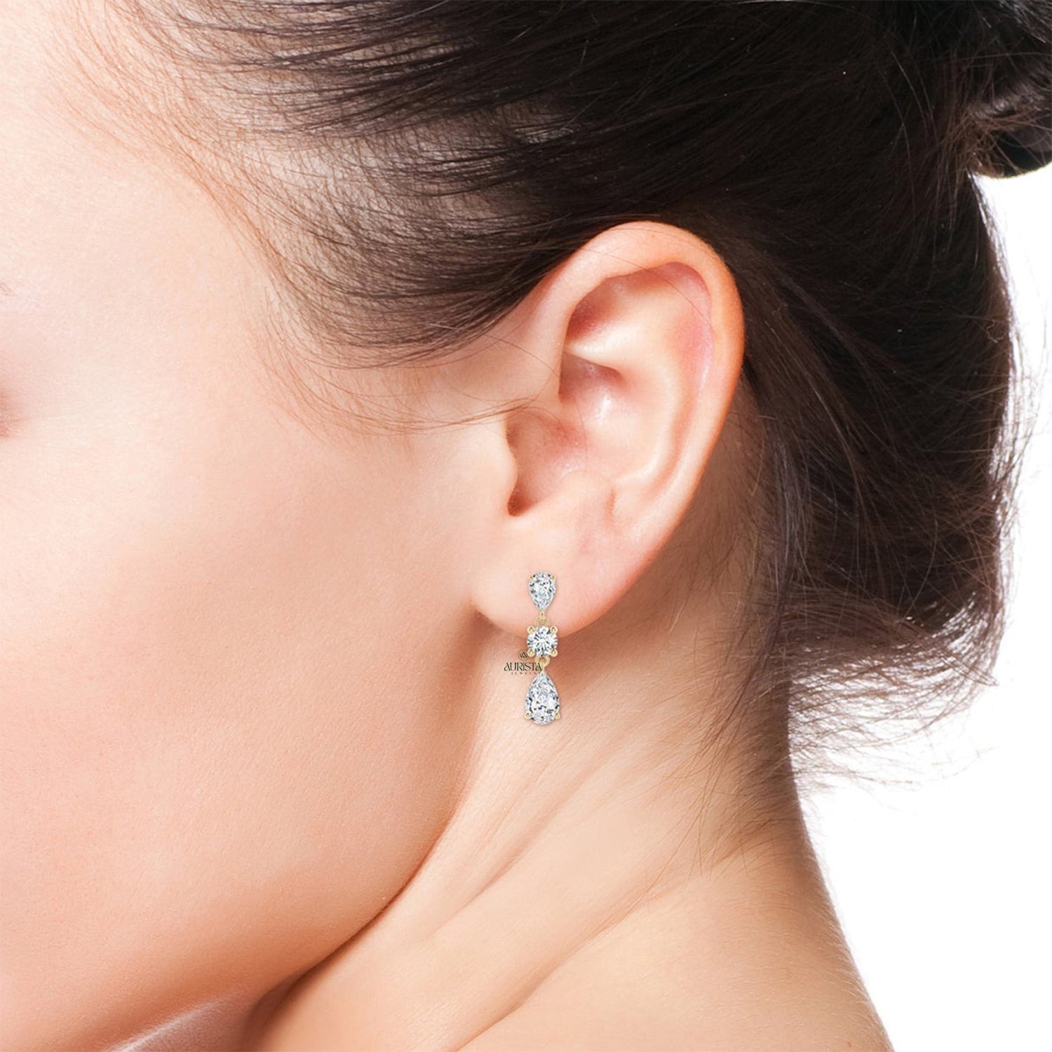 Minimal Earrings with Fine Diamond